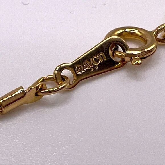 *3/$20* Vintage inspired Avon gold tone and cream necklace - Picture 4 of 4